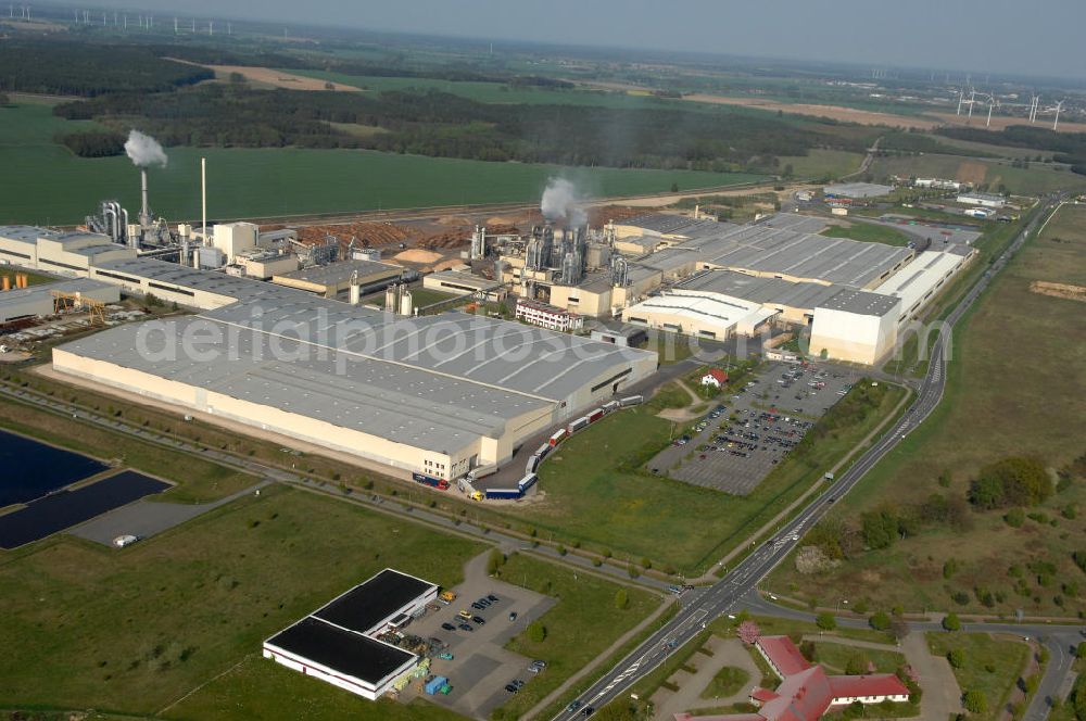 Heiligengrabe from the bird's eye view: Blick auf die Produtionsstätte der Kronotex GmbH & Co. KG. Die Firma wurde 1992 gegründet und produzirt seit dem MDF-Platten. 1995 wurden Laminatfußböden in das Sortiment aufgenommen. Das Unternehmen zählt zu einem der weltweit bedeutensten Hersteller in der Branche. Kontakt: Kronotex GmbH & Co. KG, Wittstocker Chaussee 1, 16909 Heiligengrabe, Tel. 033962 / 69 - 0