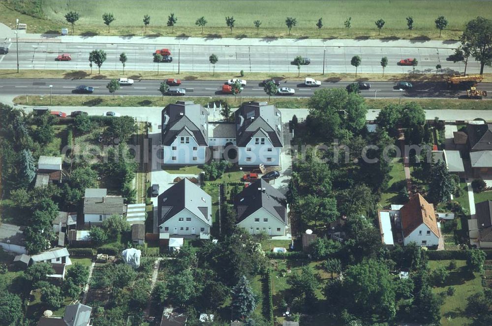 Berlin - Mahlsdorf from above - Musterhausbauten der Firma ADDIT Bau-Projekt GmbH & Co an der B1 in Alt Kaulsdorf 107 in 12621 Berlin. Tel.: 030-5654900 / Fax.: 030-56549099