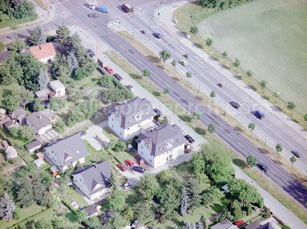 Berlin - Mahlsdorf from the bird's eye view: Musterhausbauten der Firma ADDIT Bau-Projekt GmbH & Co an der B1 in Alt Kaulsdorf 107 in 12621 Berlin. Tel.: 030-5654900 / Fax.: 030-56549099