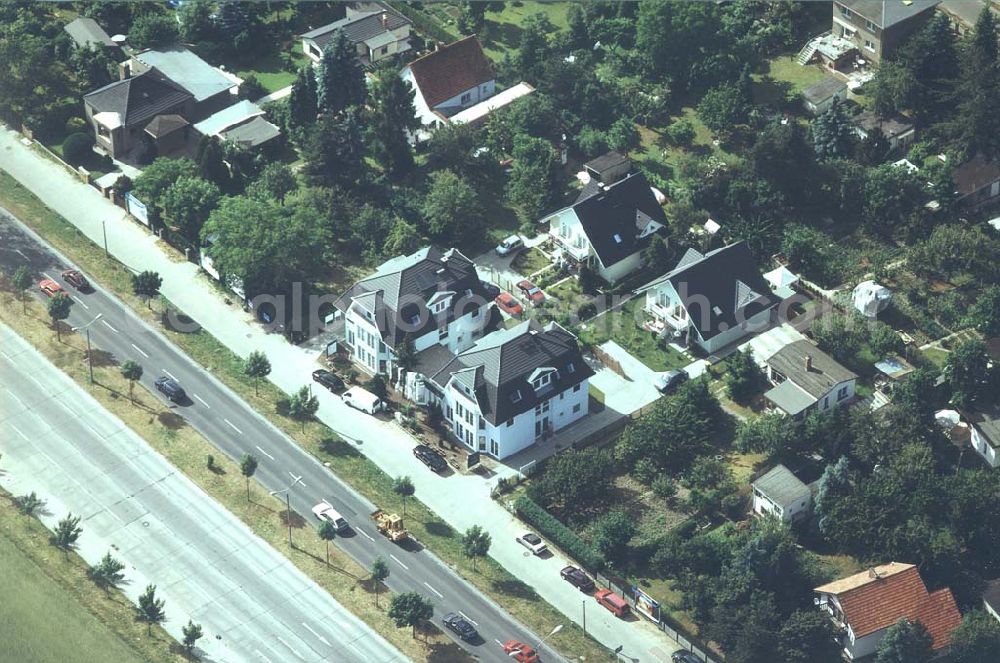 Berlin - Mahlsdorf from the bird's eye view: Musterhausbauten der Firma ADDIT Bau-Projekt GmbH & Co an der B1 in Alt Kaulsdorf 107 in 12621 Berlin. Tel.: 030-5654900 / Fax.: 030-56549099