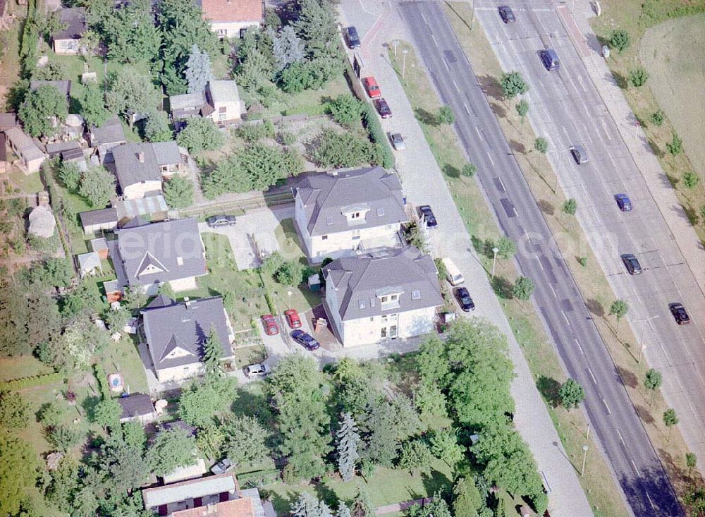 Berlin - Mahlsdorf from the bird's eye view: Musterhausbauten der Firma ADDIT Bau-Projekt GmbH & Co an der B1 in Alt Kaulsdorf 107 in 12621 Berlin. Tel.: 030-5654900 / Fax.: 030-56549099