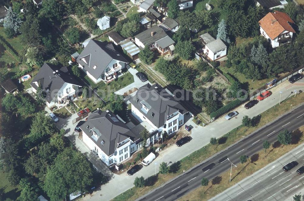 Aerial photograph Berlin - Mahlsdorf - Musterhausbauten der Firma ADDIT Bau-Projekt GmbH & Co an der B1 in Alt Kaulsdorf 107 in 12621 Berlin. Tel.: 030-5654900 / Fax.: 030-56549099