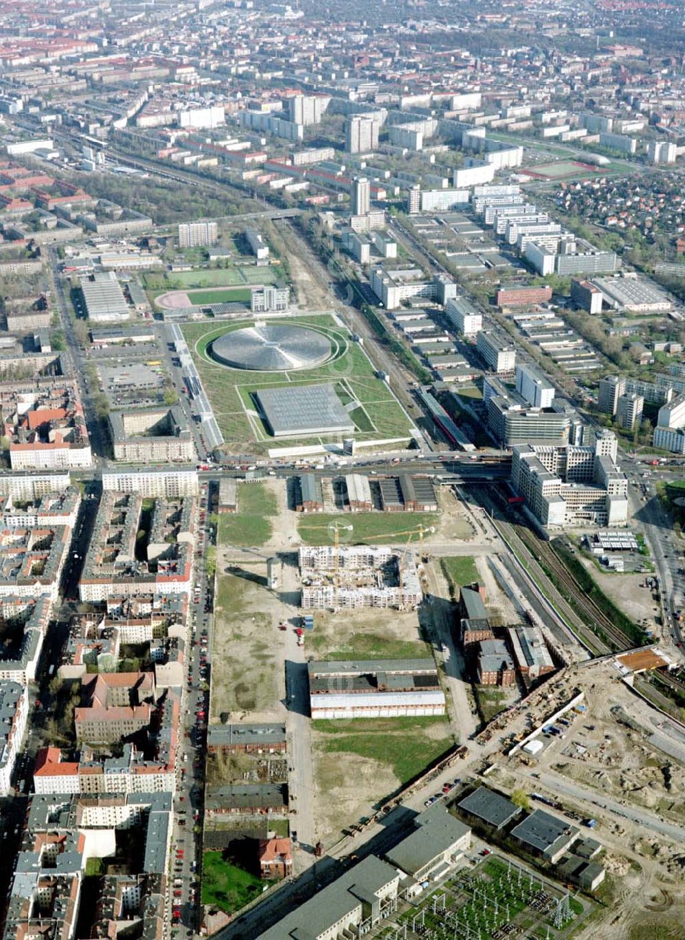 Berlin - Lichtenberg from above - Stadtentwicklungsgebiet an der Eldenaer Straße / Landsberger Allee in Berlin - Lichtenberg (Gelände der alten Schlachthöfe) - ein Projekt der SES Stadtentwicklungsgesellschaft Eldenaer Straße mbH, Thaerstraße 3ß / 31 in 10249 BERLIN, Tel.: 030 42846133