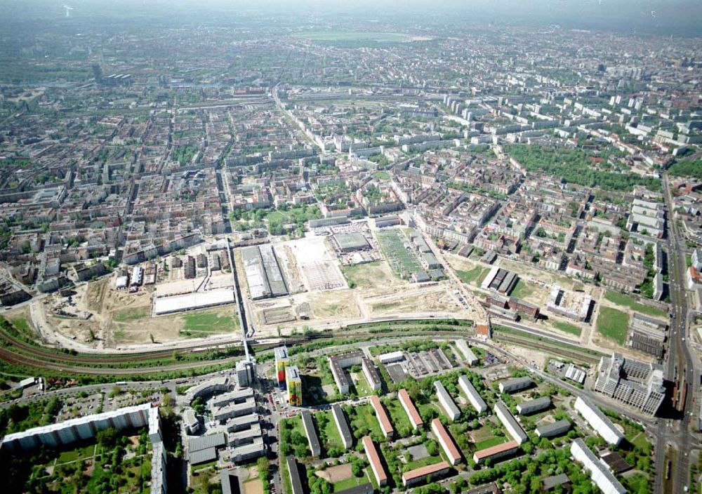 Berlin - Lichtenberg from above - Stadtentwicklungsgebiet an der Eldenaer Straße / Landsberger Allee in Berlin - Lichtenberg (Gelände der alten Schlachthöfe) - ein Projekt der SES Stadtentwicklungsgesellschaft Eldenaer Straße mbH, Thaerstraße 3ß / 31 in 10249 BERLIN, Tel.: 030 42846133