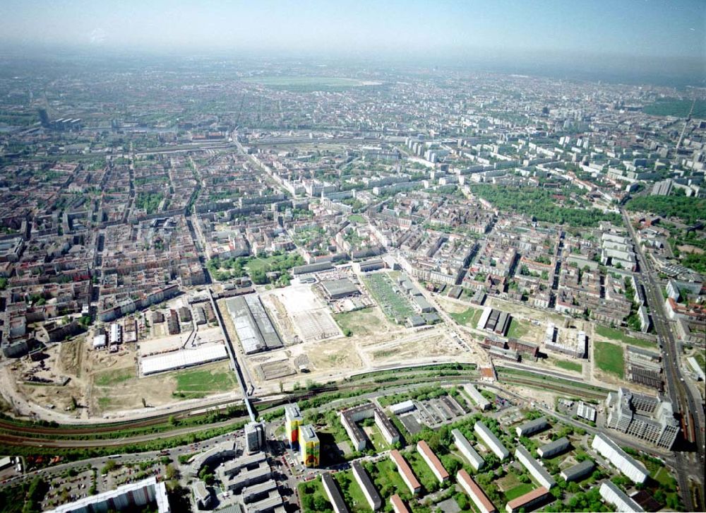 Berlin - Lichtenberg from the bird's eye view: Stadtentwicklungsgebiet an der Eldenaer Straße / Landsberger Allee in Berlin - Lichtenberg (Gelände der alten Schlachthöfe) - ein Projekt der SES Stadtentwicklungsgesellschaft Eldenaer Straße mbH, Thaerstraße 3ß / 31 in 10249 BERLIN, Tel.: 030 42846133