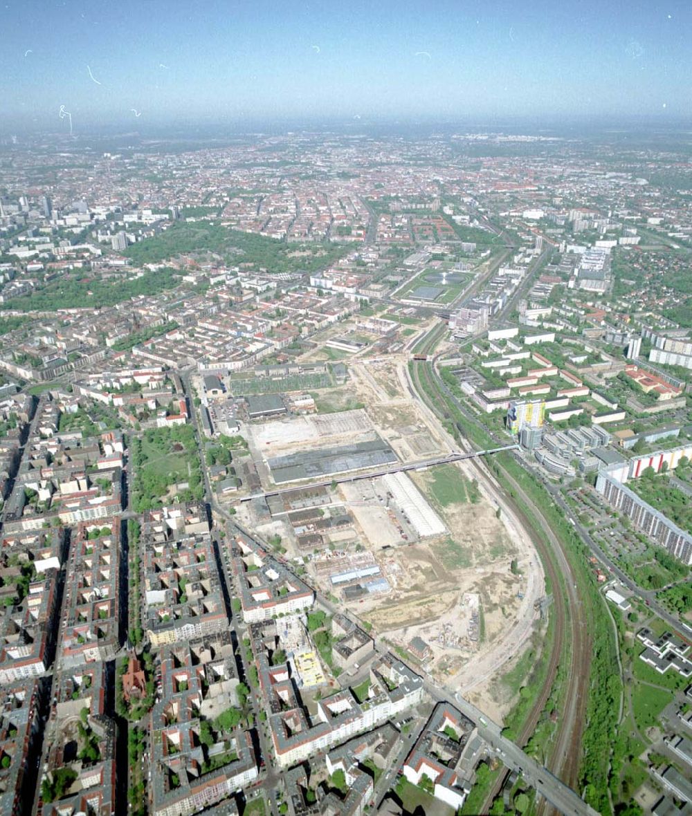 Berlin - Lichtenberg from above - Stadtentwicklungsgebiet an der Eldenaer Straße / Landsberger Allee in Berlin - Lichtenberg (Gelände der alten Schlachthöfe) - ein Projekt der SES Stadtentwicklungsgesellschaft Eldenaer Straße mbH, Thaerstraße 3ß / 31 in 10249 BERLIN, Tel.: 030 42846133