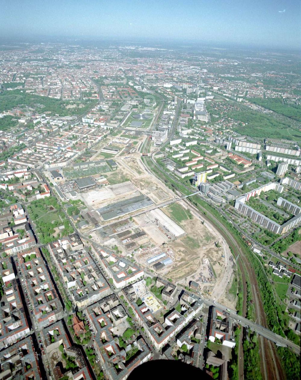 Berlin - Lichtenberg from above - Stadtentwicklungsgebiet an der Eldenaer Straße / Landsberger Allee in Berlin - Lichtenberg (Gelände der alten Schlachthöfe) - ein Projekt der SES Stadtentwicklungsgesellschaft Eldenaer Straße mbH, Thaerstraße 3ß / 31 in 10249 BERLIN, Tel.: 030 42846133