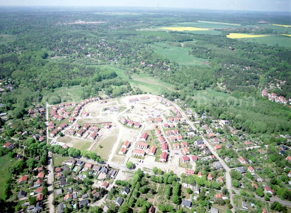 Schildow / Brandenburg from the bird's eye view: Wohngebiet Schildower Pfaffenwald der Schildow Wohnungsbau GmbH & Co KG an der Franz - Schmidt-Straße 30 in 16552 Schildow. 033056-89857