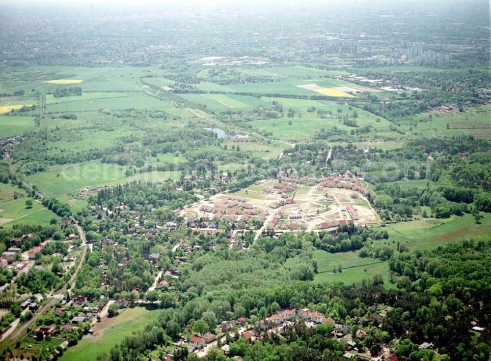 Aerial photograph Schildow / Brandenburg - Wohngebiet Schildower Pfaffenwald der Schildow Wohnungsbau GmbH & Co KG an der Franz - Schmidt-Straße 30 in 16552 Schildow. 033056-89857