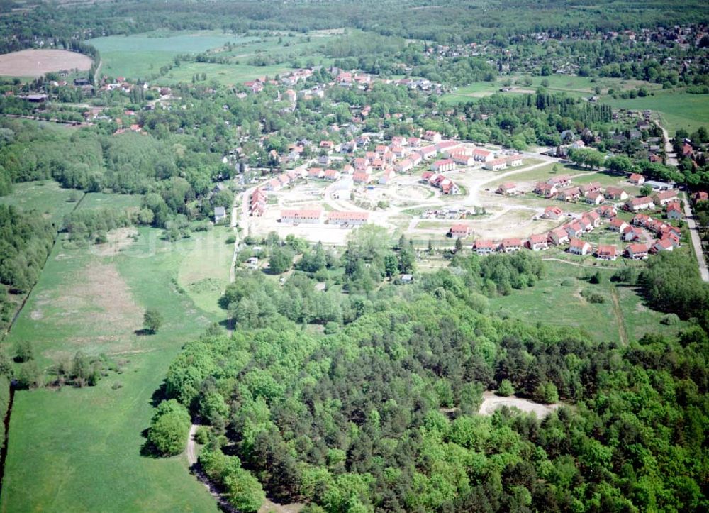 Schildow / Brandenburg from the bird's eye view: Wohngebiet Schildower Pfaffenwald der Schildow Wohnungsbau GmbH & Co KG an der Franz - Schmidt-Straße 30 in 16552 Schildow. 033056-89857