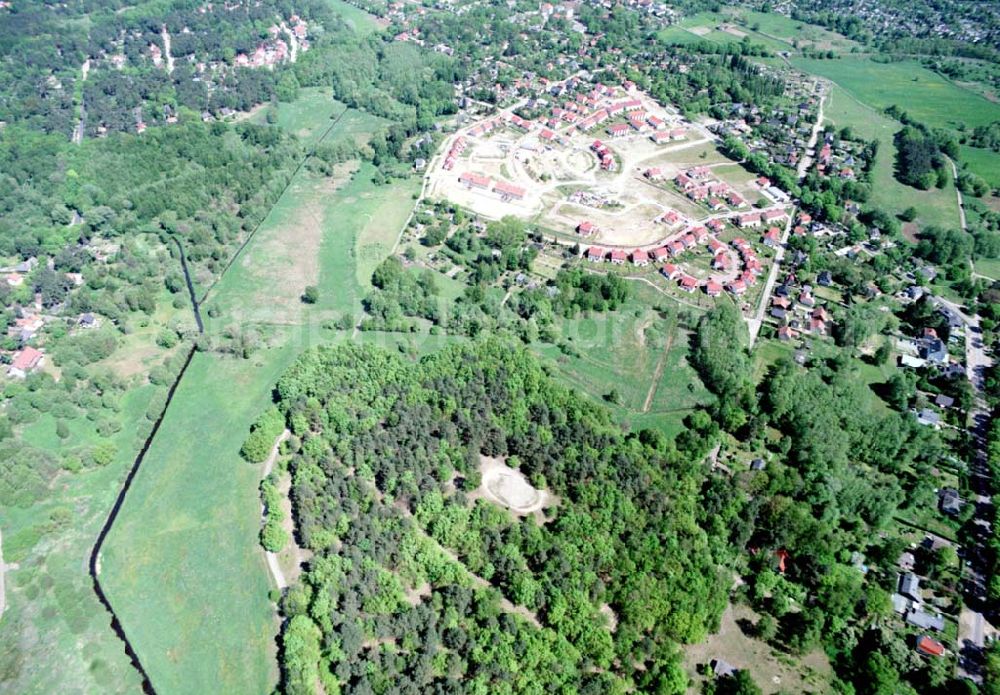 Aerial photograph Schildow / Brandenburg - Wohngebiet Schildower Pfaffenwald der Schildow Wohnungsbau GmbH & Co KG an der Franz - Schmidt-Straße 30 in 16552 Schildow. 033056-89857