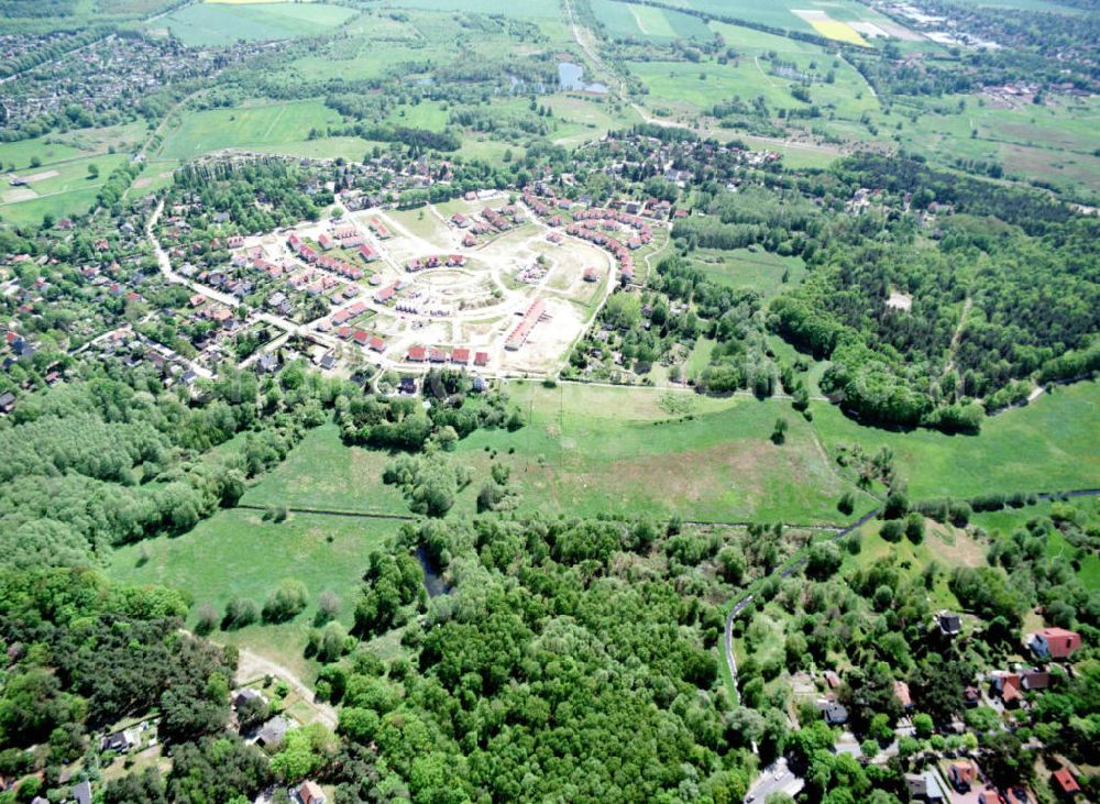 Schildow / Brandenburg from the bird's eye view: Wohngebiet Schildower Pfaffenwald der Schildow Wohnungsbau GmbH & Co KG an der Franz - Schmidt-Straße 30 in 16552 Schildow. 033056-89857