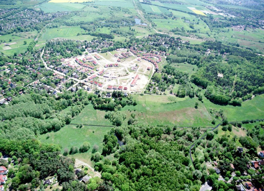 Aerial image Schildow / Brandenburg - Wohngebiet Schildower Pfaffenwald der Schildow Wohnungsbau GmbH & Co KG an der Franz - Schmidt-Straße 30 in 16552 Schildow. 033056-89857