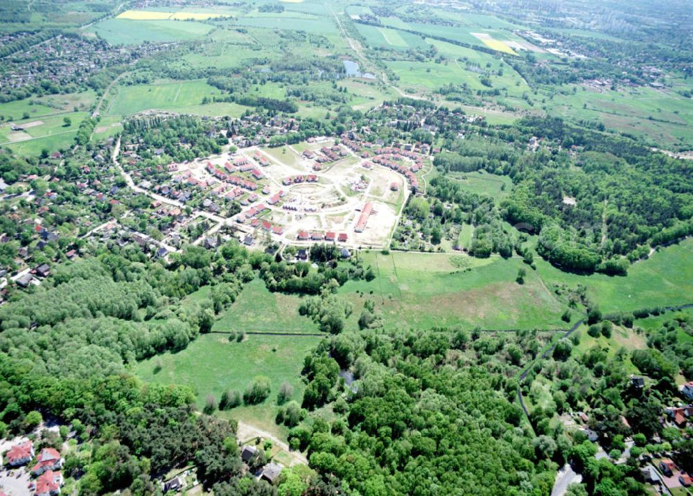 Aerial photograph Schildow / Brandenburg - Wohngebiet Schildower Pfaffenwald der Schildow Wohnungsbau GmbH & Co KG an der Franz - Schmidt-Straße 30 in 16552 Schildow. 033056-89857