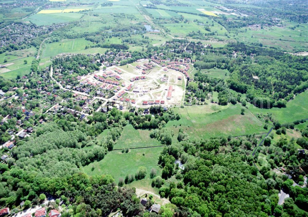 Schildow / Brandenburg from above - Wohngebiet Schildower Pfaffenwald der Schildow Wohnungsbau GmbH & Co KG an der Franz - Schmidt-Straße 30 in 16552 Schildow. 033056-89857