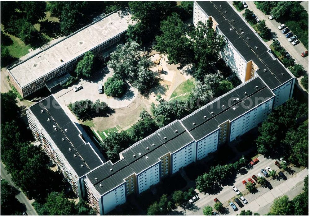 Berlin - Marzahn from above - Rekonstruierte und modernisierte Wohnbauten an der Wuhletalstraße 72 - 90 gerade / Schwarzburger Str. 2-6 gerade in 12687 Berlin - Marzahn. Ein Projekt der FELIX Wohnungsgenossenschaft e.G. in der Wuhletalstraße 72 in 12687 Berlin - Tel.: 93771826