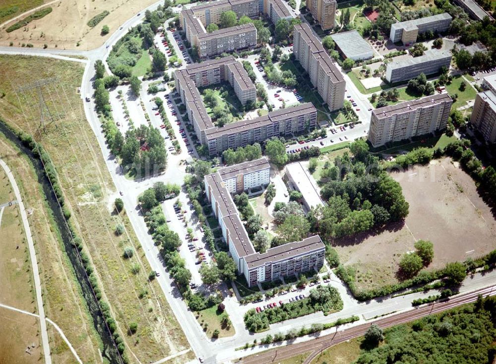 Berlin - Marzahn from above - Rekonstruierte und modernisierte Wohnbauten an der Wuhletalstraße 72 - 90 gerade / Schwarzburger Str. 2-6 gerade in 12687 Berlin - Marzahn. Ein Projekt der FELIX Wohnungsgenossenschaft e.G. in der Wuhletalstraße 72 in 12687 Berlin - Tel.: 93771826