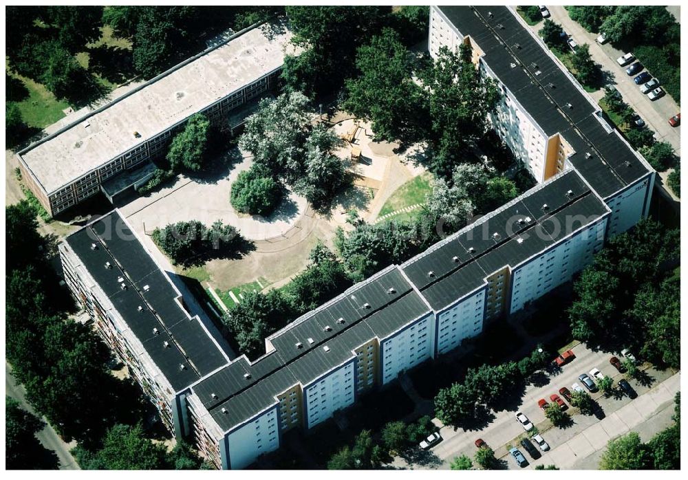 Berlin - Marzahn from the bird's eye view: Rekonstruierte und modernisierte Wohnbauten an der Wuhletalstraße 72 - 90 gerade / Schwarzburger Str. 2-6 gerade in 12687 Berlin - Marzahn. Ein Projekt der FELIX Wohnungsgenossenschaft e.G. in der Wuhletalstraße 72 in 12687 Berlin - Tel.: 93771826