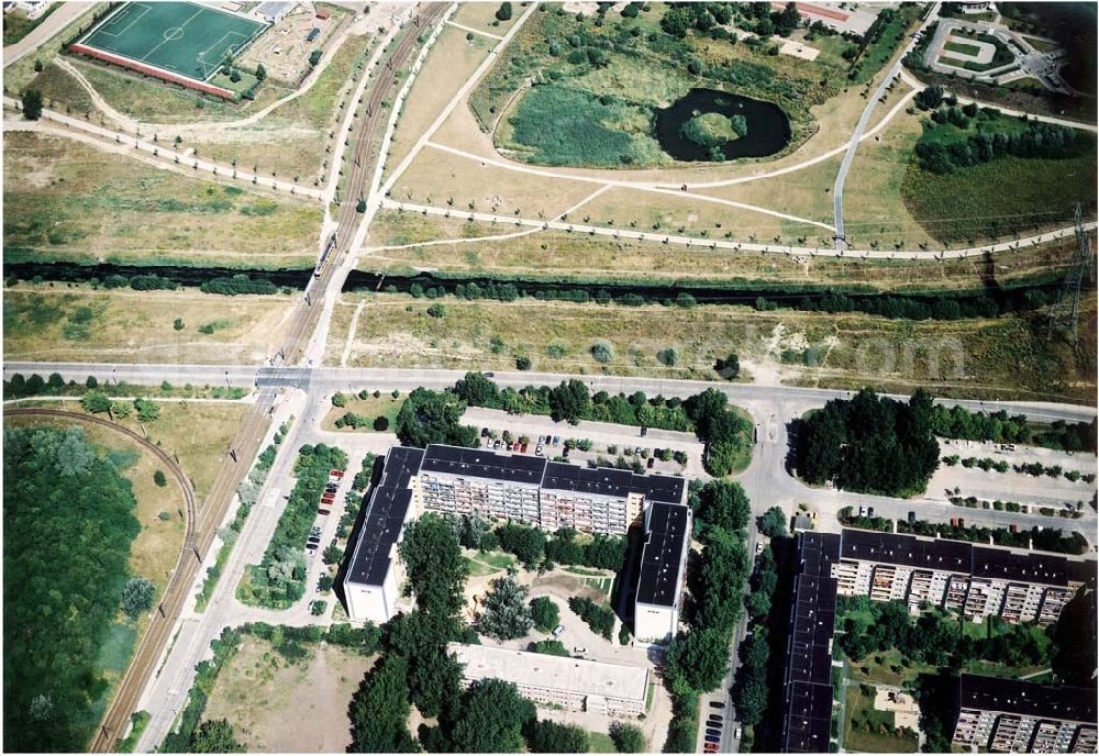 Aerial photograph Berlin - Marzahn - Rekonstruierte und modernisierte Wohnbauten an der Wuhletalstraße 72 - 90 gerade / Schwarzburger Str. 2-6 gerade in 12687 Berlin - Marzahn. Ein Projekt der FELIX Wohnungsgenossenschaft e.G. in der Wuhletalstraße 72 in 12687 Berlin - Tel.: 93771826