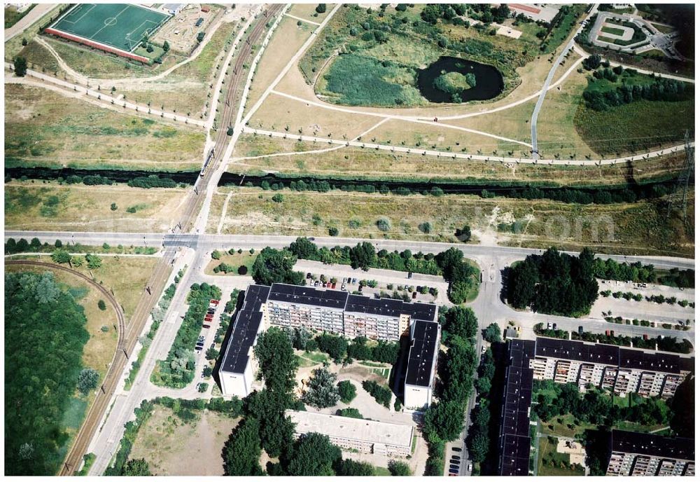 Berlin - Marzahn from above - Rekonstruierte und modernisierte Wohnbauten an der Wuhletalstraße 72 - 90 gerade / Schwarzburger Str. 2-6 gerade in 12687 Berlin - Marzahn. Ein Projekt der FELIX Wohnungsgenossenschaft e.G. in der Wuhletalstraße 72 in 12687 Berlin - Tel.: 93771826