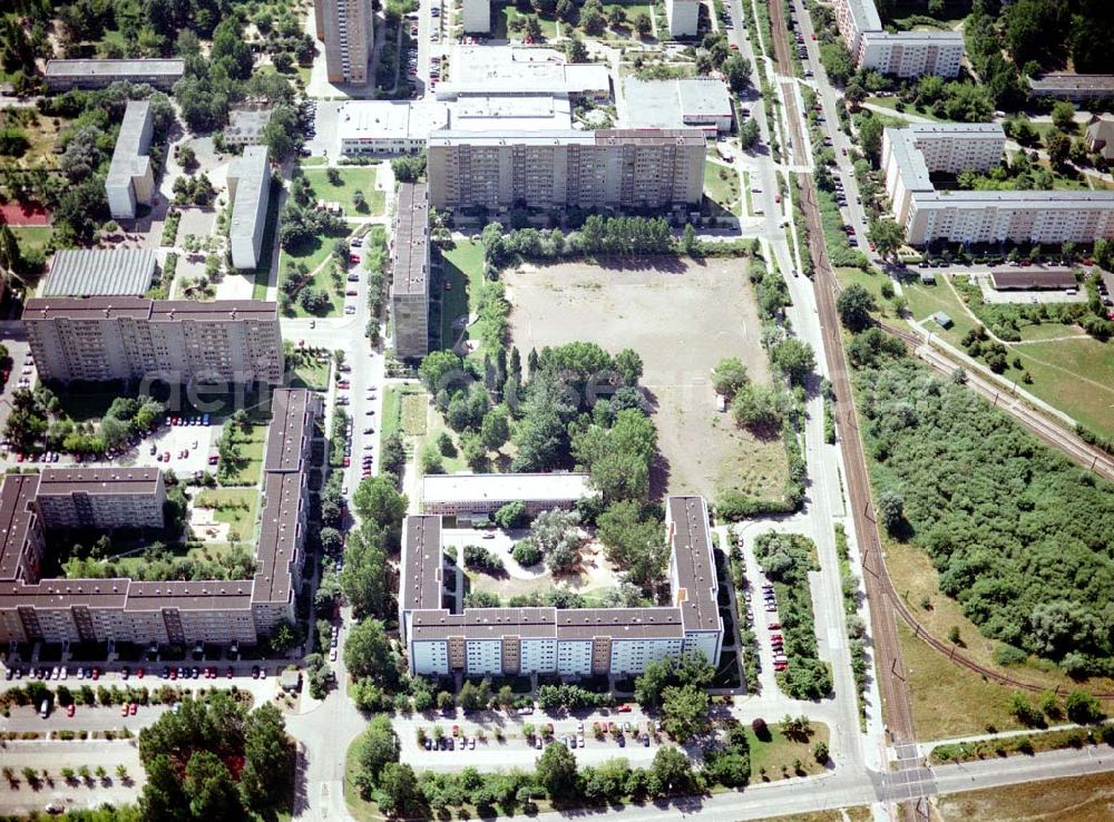 Berlin - Marzahn from the bird's eye view: Rekonstruierte und modernisierte Wohnbauten an der Wuhletalstraße 72 - 90 gerade / Schwarzburger Str. 2-6 gerade in 12687 Berlin - Marzahn. Ein Projekt der FELIX Wohnungsgenossenschaft e.G. in der Wuhletalstraße 72 in 12687 Berlin - Tel.: 93771826