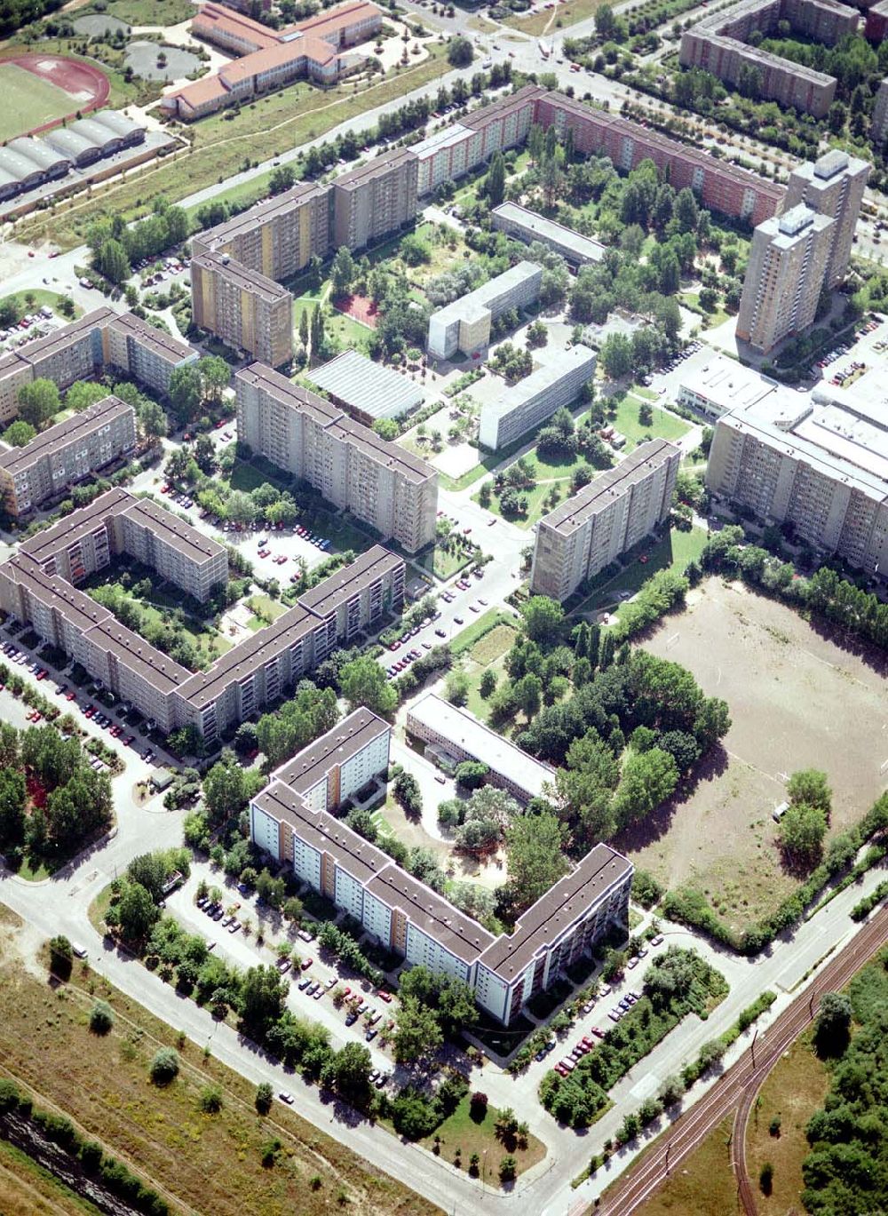 Aerial image Berlin - Marzahn - Rekonstruierte und modernisierte Wohnbauten an der Wuhletalstraße 72 - 90 gerade / Schwarzburger Str. 2-6 gerade in 12687 Berlin - Marzahn. Ein Projekt der FELIX Wohnungsgenossenschaft e.G. in der Wuhletalstraße 72 in 12687 Berlin - Tel.: 93771826