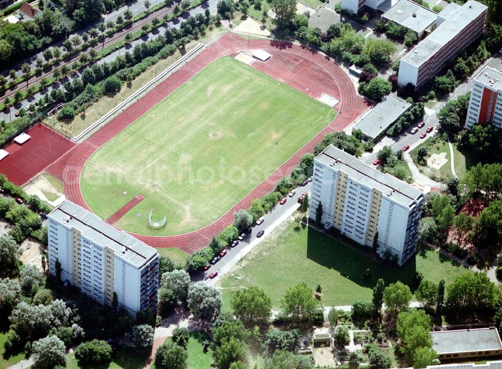 Berlin - Marzahn from above - Rekonstruierte und modernisierte Wohnbauten an der Alle der Kosmonaten 133-139 ungerade in 12681 Berlin - Marzahn. Ein Projekt der FELIX Wohnungsgenossenschaft e.G. in der Wuhletalstraße 72 in 12687 Berlin - Tel.: 93771826