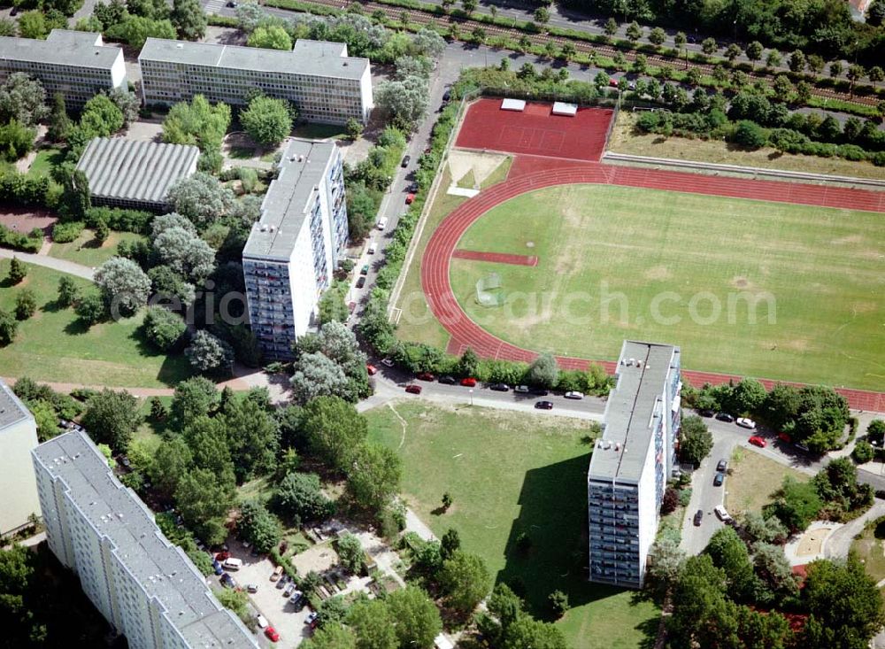 Berlin - Marzahn from the bird's eye view: Rekonstruierte und modernisierte Wohnbauten an der Alle der Kosmonaten 133-139 ungerade in 12681 Berlin - Marzahn. Ein Projekt der FELIX Wohnungsgenossenschaft e.G. in der Wuhletalstraße 72 in 12687 Berlin - Tel.: 93771826