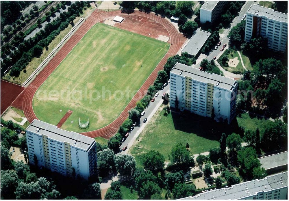 Aerial image Berlin - Marzahn - Rekonstruierte und modernisierte Wohnbauten an der Alle der Kosmonaten 133-139 ungerade in 12681 Berlin - Marzahn. Ein Projekt der FELIX Wohnungsgenossenschaft e.G. in der Wuhletalstraße 72 in 12687 Berlin - Tel.: 93771826