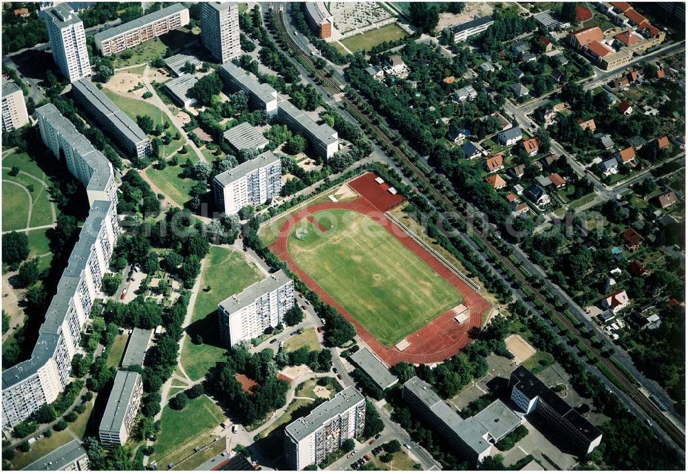 Berlin - Marzahn from above - Rekonstruierte und modernisierte Wohnbauten an der Alle der Kosmonaten 133-139 ungerade in 12681 Berlin - Marzahn. Ein Projekt der FELIX Wohnungsgenossenschaft e.G. in der Wuhletalstraße 72 in 12687 Berlin - Tel.: 93771826