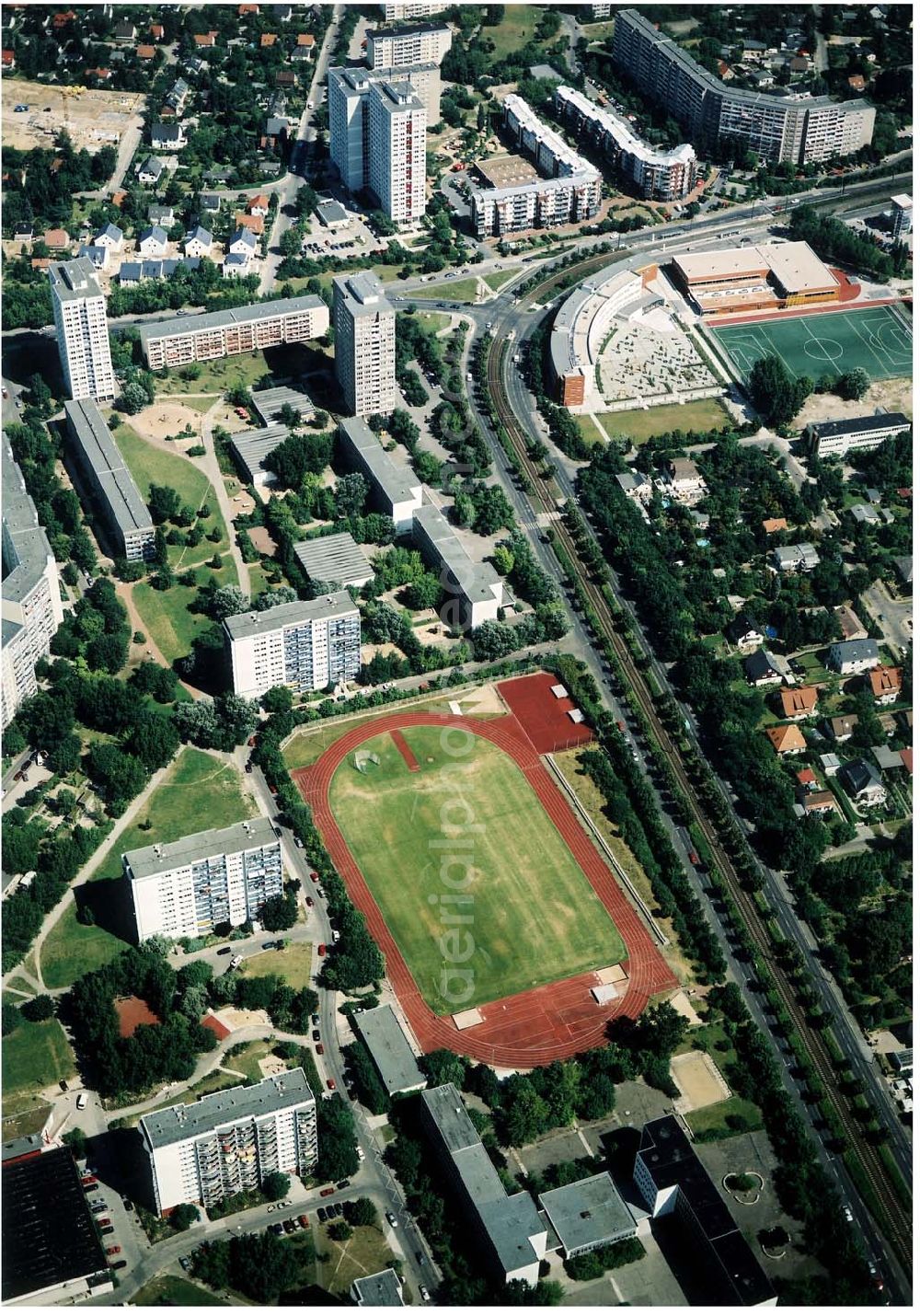 Berlin - Marzahn from the bird's eye view: Rekonstruierte und modernisierte Wohnbauten an der Alle der Kosmonaten 133-139 ungerade in 12681 Berlin - Marzahn. Ein Projekt der FELIX Wohnungsgenossenschaft e.G. in der Wuhletalstraße 72 in 12687 Berlin - Tel.: 93771826