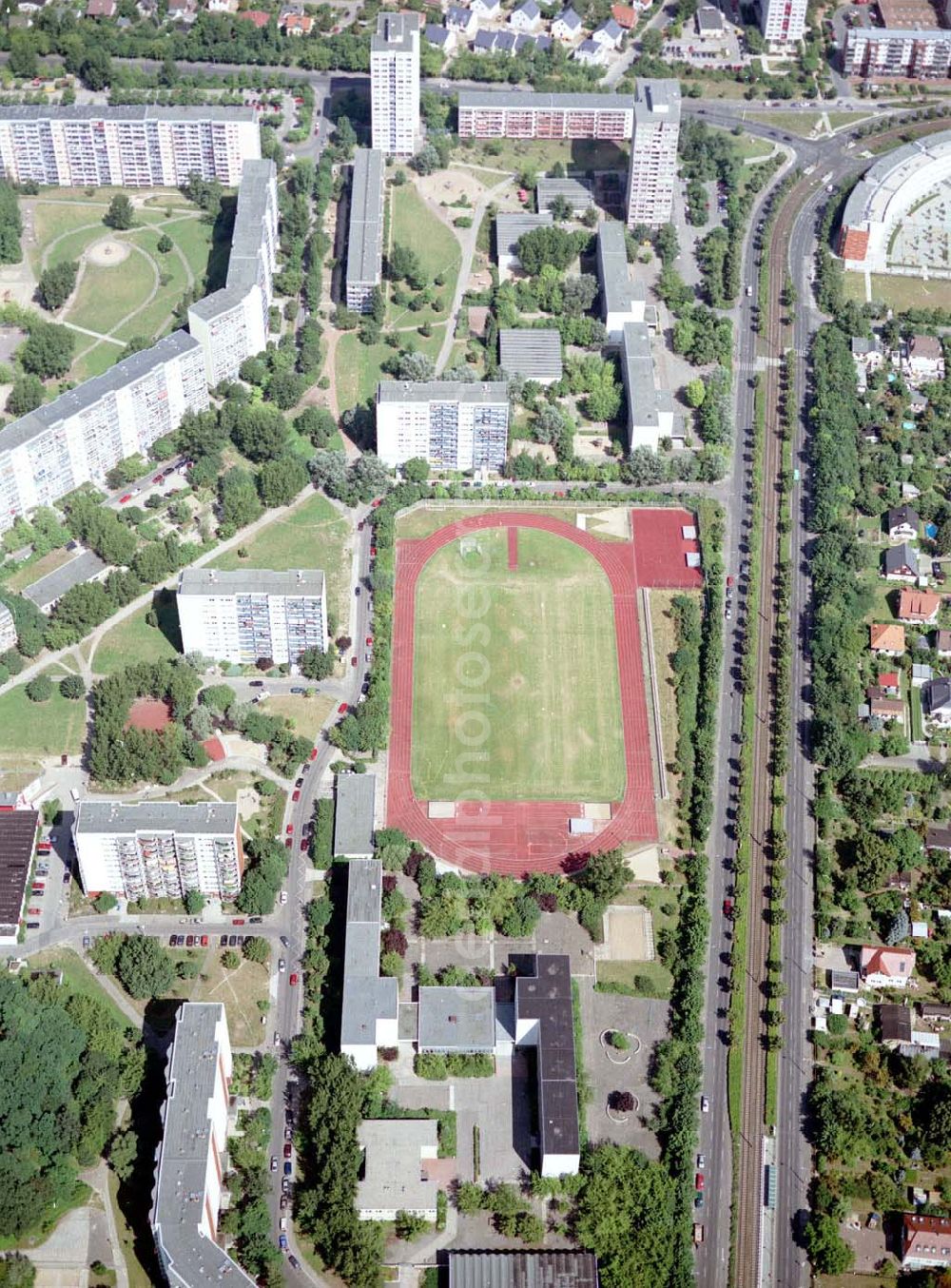 Aerial image Berlin - Marzahn - Rekonstruierte und modernisierte Wohnbauten an der Alle der Kosmonaten 133-139 ungerade in 12681 Berlin - Marzahn. Ein Projekt der FELIX Wohnungsgenossenschaft e.G. in der Wuhletalstraße 72 in 12687 Berlin - Tel.: 93771826