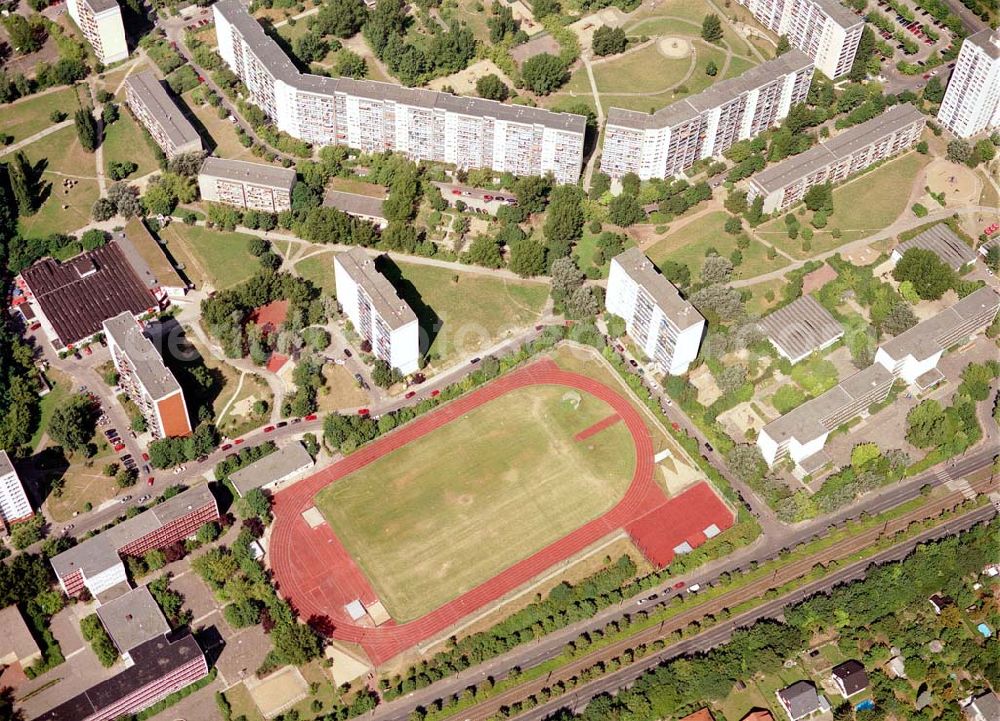 Berlin - Marzahn from above - Rekonstruierte und modernisierte Wohnbauten an der Alle der Kosmonaten 133-139 ungerade in 12681 Berlin - Marzahn. Ein Projekt der FELIX Wohnungsgenossenschaft e.G. in der Wuhletalstraße 72 in 12687 Berlin - Tel.: 93771826