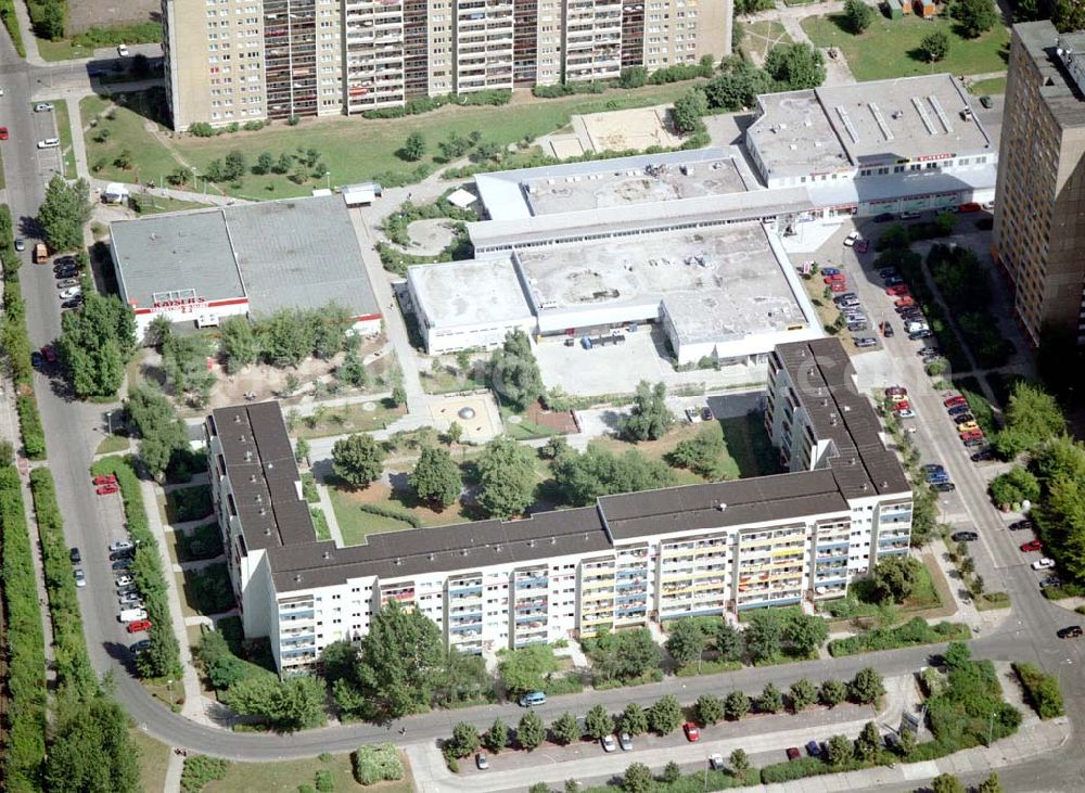 Berlin - Marzahn from above - Rekonstruierte und modernisierte Wohnbauten an der Mehrower Allee 59-77 ungerade / Oberweißbacher Straße 1-5 ungerade in 12687 Berlin - Marzahn. Ein Projekt der FELIX Wohnungsgenossenschaft e.G. in der Wuhletalstraße 72 in 12687 Berlin - Tel.: 93771826