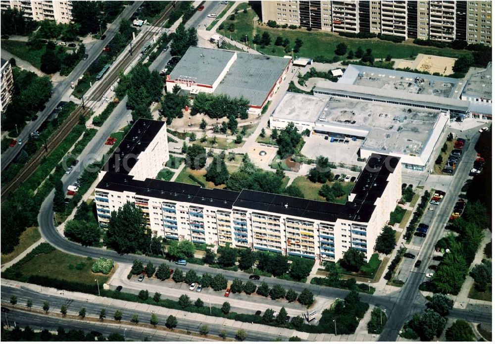 Berlin - Marzahn from the bird's eye view: Rekonstruierte und modernisierte Wohnbauten an der Mehrower Allee 59-77 ungerade / Oberweißbacher Straße 1-5 ungerade in 12687 Berlin - Marzahn. Ein Projekt der FELIX Wohnungsgenossenschaft e.G. in der Wuhletalstraße 72 in 12687 Berlin - Tel.: 93771826