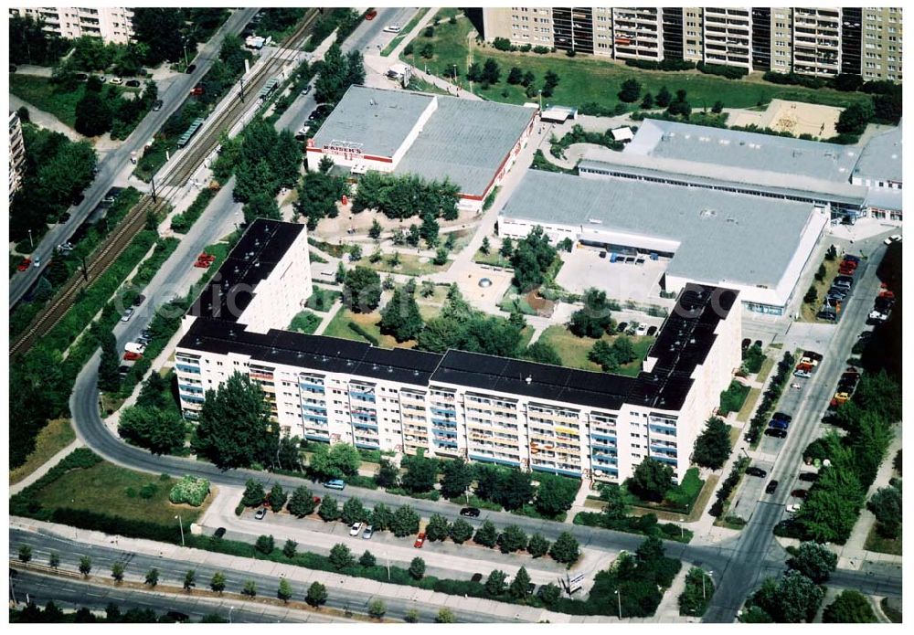 Aerial image Berlin - Marzahn - Rekonstruierte und modernisierte Wohnbauten an der Mehrower Allee 59-77 ungerade / Oberweißbacher Straße 1-5 ungerade in 12687 Berlin - Marzahn. Ein Projekt der FELIX Wohnungsgenossenschaft e.G. in der Wuhletalstraße 72 in 12687 Berlin - Tel.: 93771826