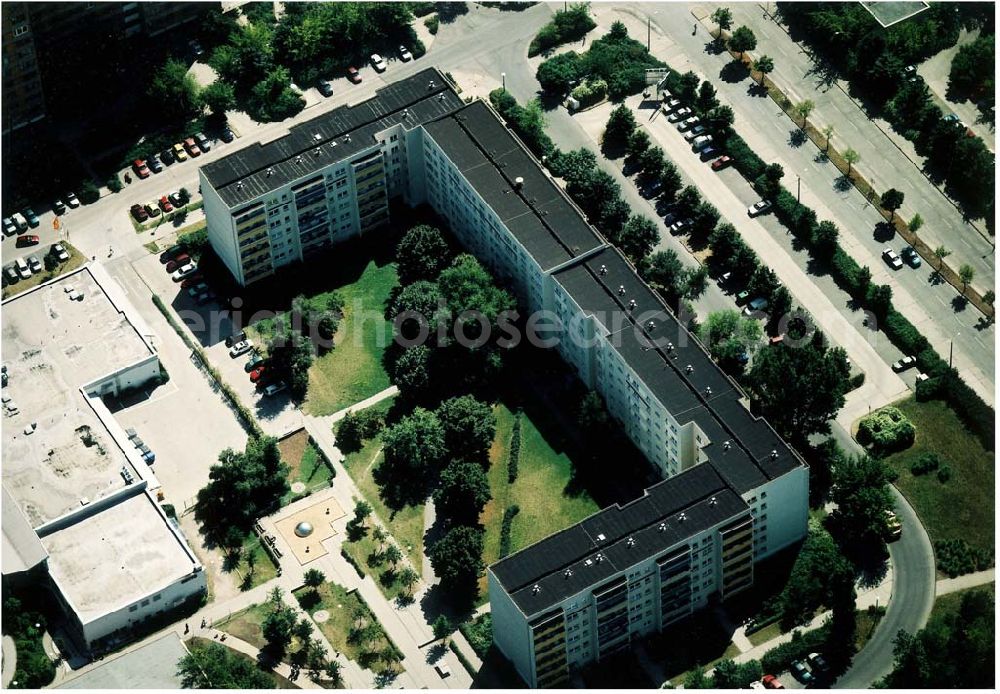 Aerial photograph Berlin - Marzahn - Rekonstruierte und modernisierte Wohnbauten an der Mehrower Allee 59-77 ungerade / Oberweißbacher Straße 1-5 ungerade in 12687 Berlin - Marzahn. Ein Projekt der FELIX Wohnungsgenossenschaft e.G. in der Wuhletalstraße 72 in 12687 Berlin - Tel.: 93771826