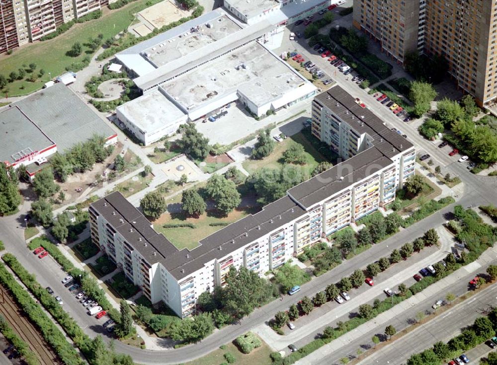 Berlin - Marzahn from the bird's eye view: Rekonstruierte und modernisierte Wohnbauten an der Mehrower Allee 59-77 ungerade / Oberweißbacher Straße 1-5 ungerade in 12687 Berlin - Marzahn. Ein Projekt der FELIX Wohnungsgenossenschaft e.G. in der Wuhletalstraße 72 in 12687 Berlin - Tel.: 93771826