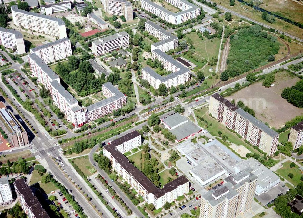 Berlin - Marzahn from above - Rekonstruierte und modernisierte Wohnbauten an der Mehrower Allee 59-77 ungerade / Oberweißbacher Straße 1-5 ungerade in 12687 Berlin - Marzahn. Ein Projekt der FELIX Wohnungsgenossenschaft e.G. in der Wuhletalstraße 72 in 12687 Berlin - Tel.: 93771826