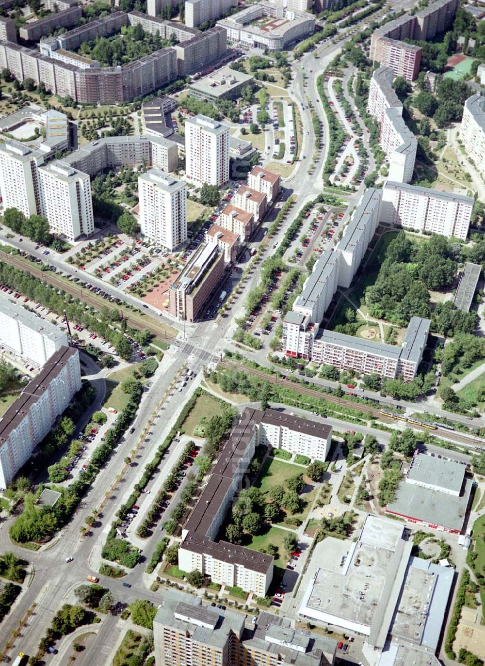 Berlin - Marzahn from the bird's eye view: Rekonstruierte und modernisierte Wohnbauten an der Mehrower Allee 59-77 ungerade / Oberweißbacher Straße 1-5 ungerade in 12687 Berlin - Marzahn. Ein Projekt der FELIX Wohnungsgenossenschaft e.G. in der Wuhletalstraße 72 in 12687 Berlin - Tel.: 93771826