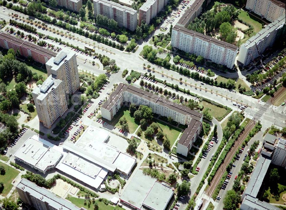 Aerial photograph Berlin - Marzahn - Rekonstruierte und modernisierte Wohnbauten an der Mehrower Allee 59-77 ungerade / Oberweißbacher Straße 1-5 ungerade in 12687 Berlin - Marzahn. Ein Projekt der FELIX Wohnungsgenossenschaft e.G. in der Wuhletalstraße 72 in 12687 Berlin - Tel.: 93771826