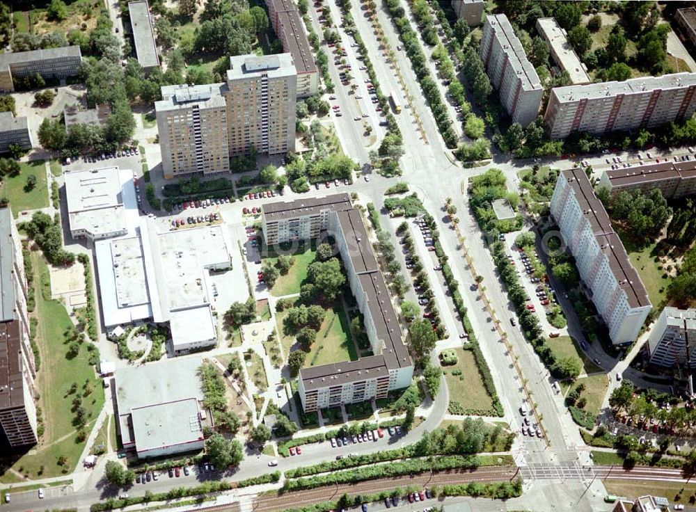 Berlin - Marzahn from above - Rekonstruierte und modernisierte Wohnbauten an der Mehrower Allee 59-77 ungerade / Oberweißbacher Straße 1-5 ungerade in 12687 Berlin - Marzahn. Ein Projekt der FELIX Wohnungsgenossenschaft e.G. in der Wuhletalstraße 72 in 12687 Berlin - Tel.: 93771826