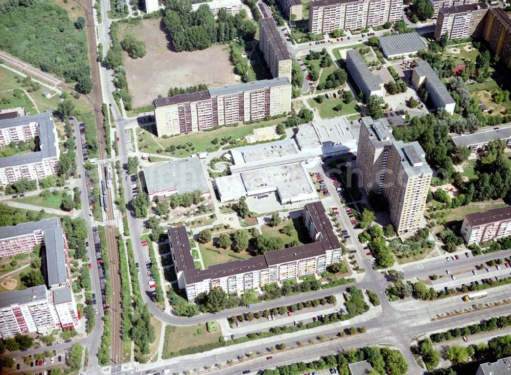 Berlin - Marzahn from the bird's eye view: Rekonstruierte und modernisierte Wohnbauten an der Mehrower Allee 59-77 ungerade / Oberweißbacher Straße 1-5 ungerade in 12687 Berlin - Marzahn. Ein Projekt der FELIX Wohnungsgenossenschaft e.G. in der Wuhletalstraße 72 in 12687 Berlin - Tel.: 93771826