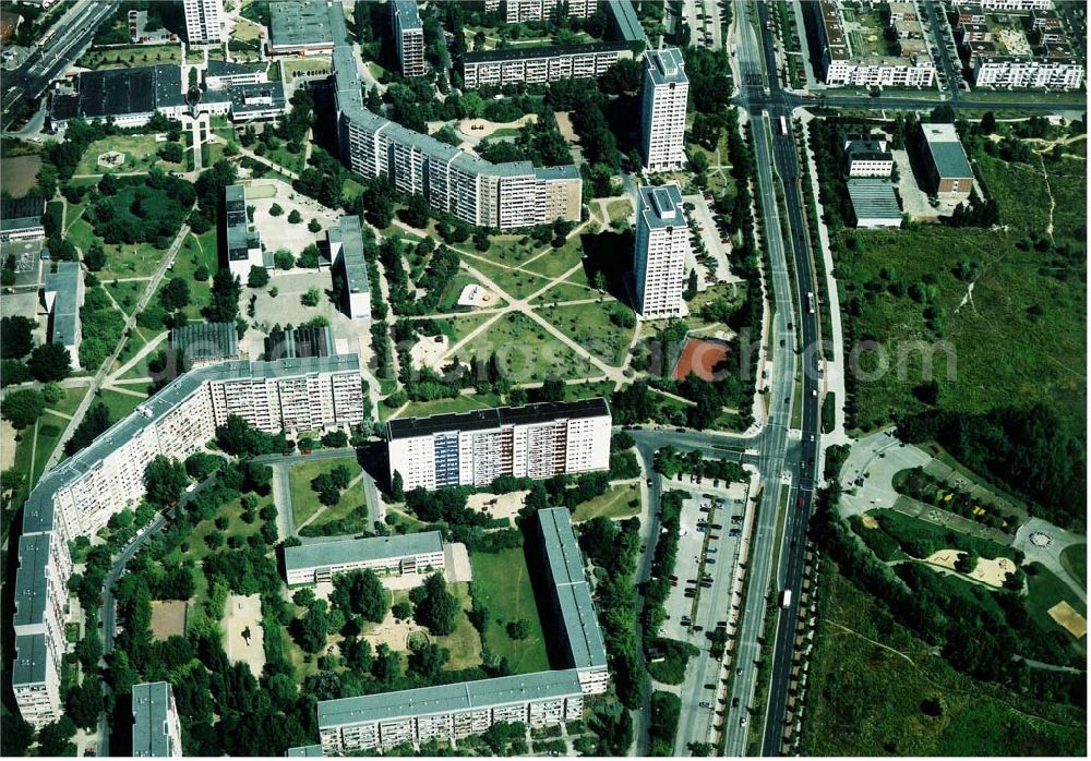 Aerial image Berlin - Marzahn - Rekonstruierte und modernisierte Wohnbauten an der Kienbergstraße 58-64 gerade in 12685 Berlin - Marzahn. Ein Projekt der FELIX Wohnungsgenossenschaft e.G. in der Wuhletalstraße 72 in 12687 Berlin - Tel.: 93771826