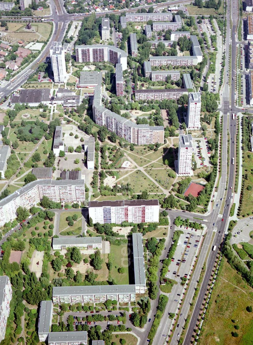 Aerial photograph Berlin - Marzahn - Rekonstruierte und modernisierte Wohnbauten an der Kienbergstraße 58-64 gerade in 12685 Berlin - Marzahn. Ein Projekt der FELIX Wohnungsgenossenschaft e.G. in der Wuhletalstraße 72 in 12687 Berlin - Tel.: 93771826