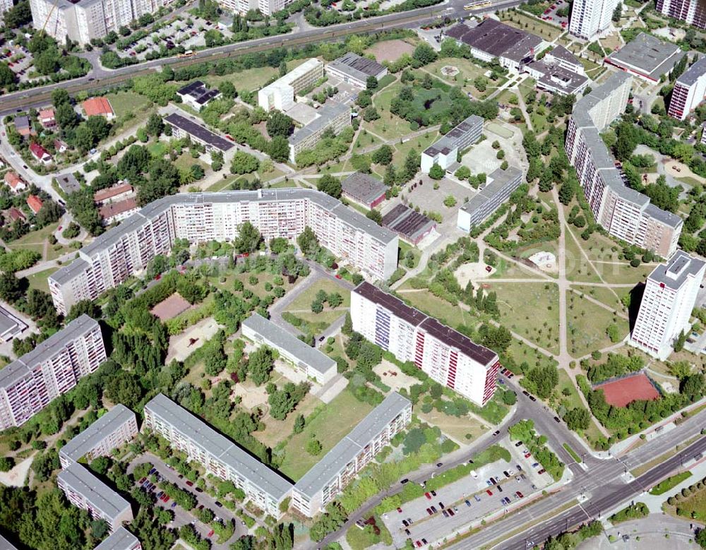 Berlin - Marzahn from above - Rekonstruierte und modernisierte Wohnbauten an der Kienbergstraße 58-64 gerade in 12685 Berlin - Marzahn. Ein Projekt der FELIX Wohnungsgenossenschaft e.G. in der Wuhletalstraße 72 in 12687 Berlin - Tel.: 93771826