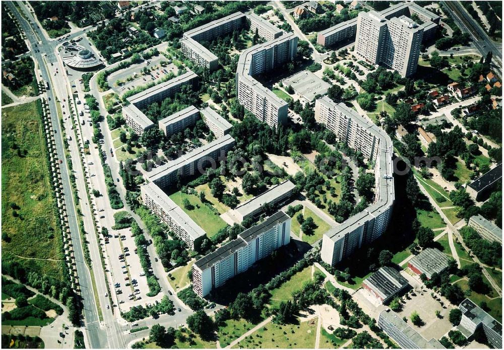 Aerial image Berlin - Marzahn - Rekonstruierte und modernisierte Wohnbauten an der Kienbergstraße 58-64 gerade in 12685 Berlin - Marzahn. Ein Projekt der FELIX Wohnungsgenossenschaft e.G. in der Wuhletalstraße 72 in 12687 Berlin - Tel.: 93771826