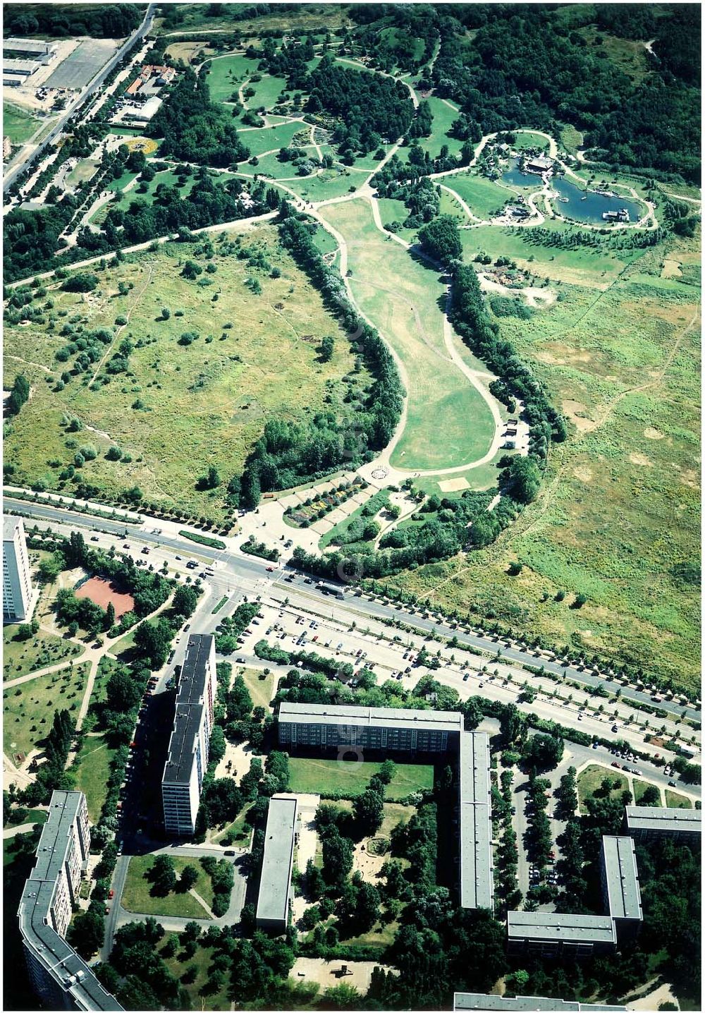 Berlin - Marzahn from above - Rekonstruierte und modernisierte Wohnbauten an der Kienbergstraße 58-64 gerade in 12685 Berlin - Marzahn. Ein Projekt der FELIX Wohnungsgenossenschaft e.G. in der Wuhletalstraße 72 in 12687 Berlin - Tel.: 93771826