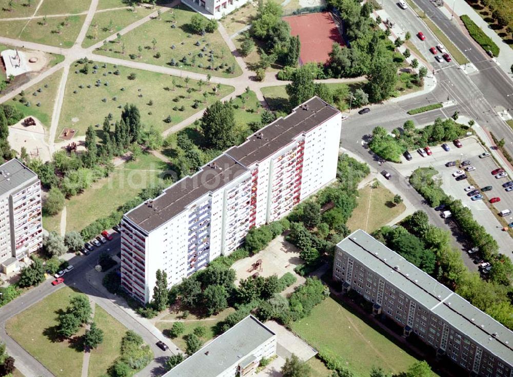 Berlin - Marzahn from above - Rekonstruierte und modernisierte Wohnbauten an der Kienbergstraße 58-64 gerade in 12685 Berlin - Marzahn. Ein Projekt der FELIX Wohnungsgenossenschaft e.G. in der Wuhletalstraße 72 in 12687 Berlin - Tel.: 93771826