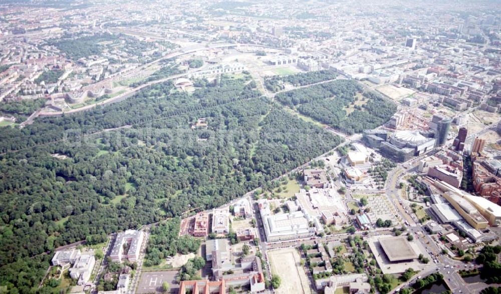 Aerial photograph Berlin - Tiergarten - Botschaften im Berliner Tiergarten mit der Baustelle der Botschaft der Republik Südafrika (unten Mitte) an der Tiergartenstraße 17A, 18 in Berlin Tiergarten. Ein Projekt der Firma FÜSSLER GmbH & Co (Weinbrennerstraße 18 in 76135 Karlsruhe, Tel.: 0721-85004133)